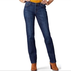 LEE NWT woman’s curvy fit straight leg jeans.